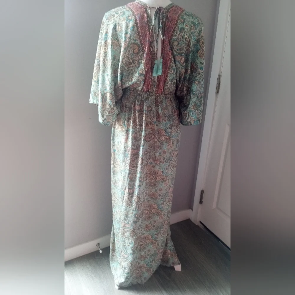 Elegant Paisley Maxi Dress - Picture 3 of 6